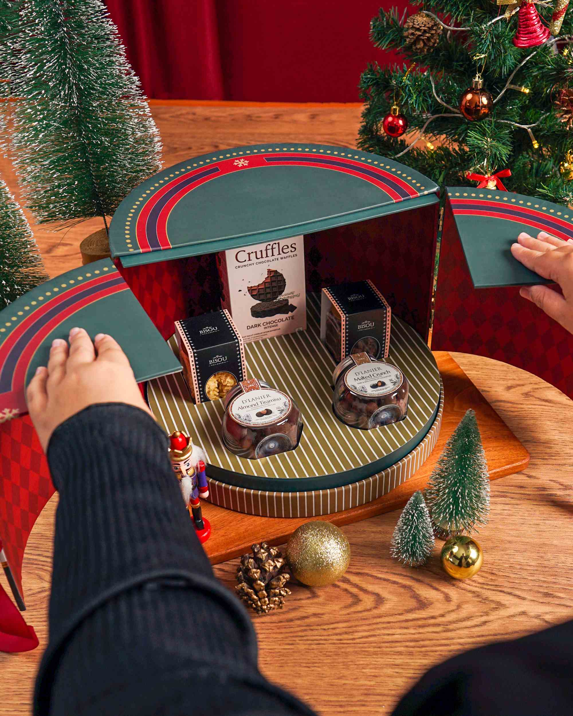 D’Lanier Evergreen Tales Chocolate Christmas Hampers - Hampers Natal Coklat - Image 7